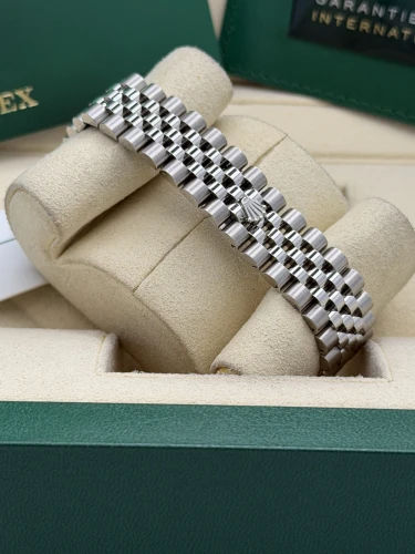 Rolex Datejust 31mm 278240 black Roman dial, smooth bezel, jubilee 2026