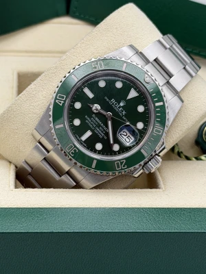 Rolex Submariner date Hulk 40mm, oyster bracelet 116610LV 2015