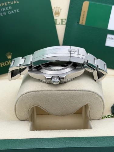 Rolex Submariner Date Hulk 40mm 116610LV green dial & bezel 2017