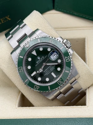 Rolex Submariner date Hulk 40mm, oyster bracelet 116610LV 2015