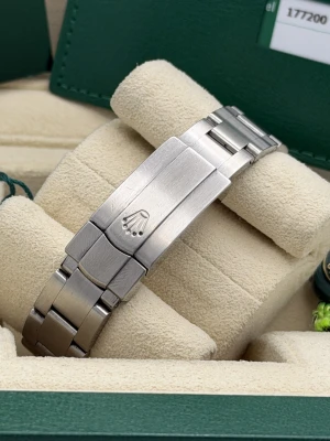 Rolex Oyster Perpetual 31mm oyster bracelet black baton dial 177200 (2019)