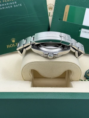 Rolex Submariner date Hulk 40mm, oyster bracelet 116610LV 2015