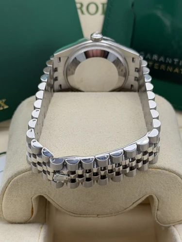Rolex Datejust 31mm 278240 black Roman dial, smooth bezel, jubilee 2026