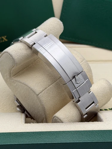 Rolex Submariner Date Hulk 40mm 116610LV green dial & bezel 2017