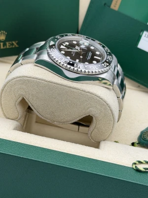 Rolex GMT Master 2 40mm 116710LN oyster bracelet black ceramic bezel 2017